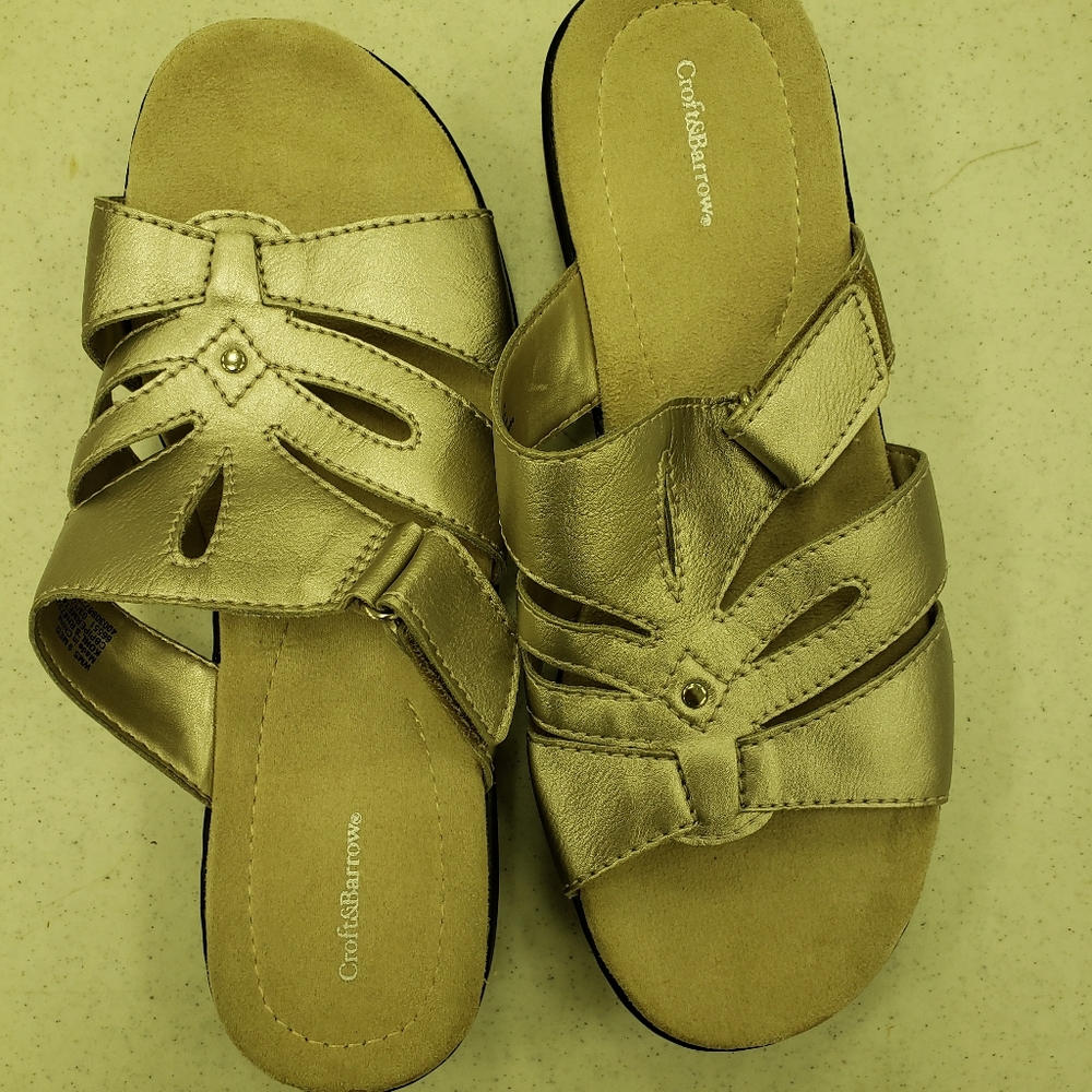 Very nice gold sandals. Size 9. Great condition.